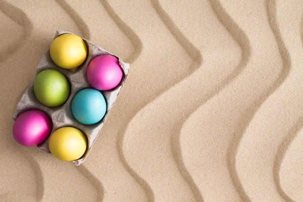 Traditionele easter egg hunt op het strand — Stockfoto