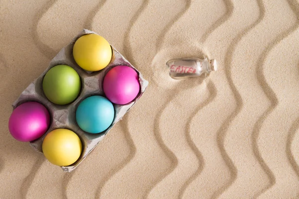 Easter egg hunt op het strand — Stockfoto