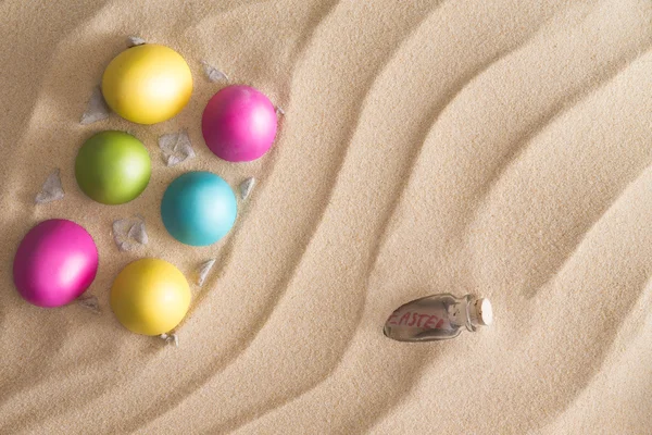 Uova di Pasqua nascoste in spiaggia per la Caccia alle Uova — Foto Stock