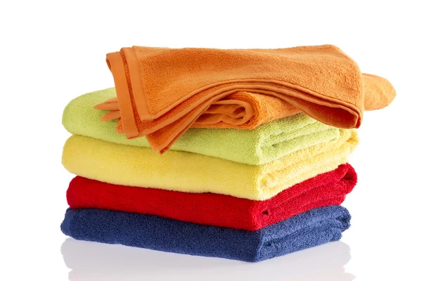 堆栈的柔软的毛巾，在彩虹的颜色 — 图库照片