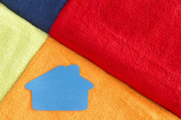 Asciugamani di lusso morbidi colorati con un'icona di casa — Foto Stock