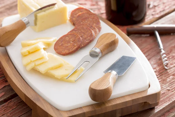 Harvati Käse mit Scheiben würzige Wurst — Stockfoto