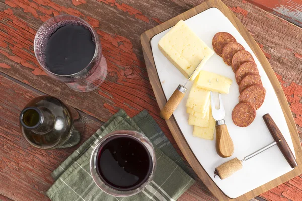 Vinho tinto com queijo harvati e salsicha picante — Fotografia de Stock