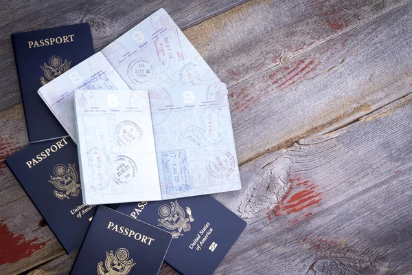 Pasaportes americanos abiertos para revelar sellos — Foto de Stock