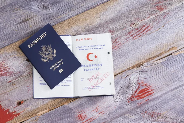 Um passaporte americano e turco — Fotografia de Stock