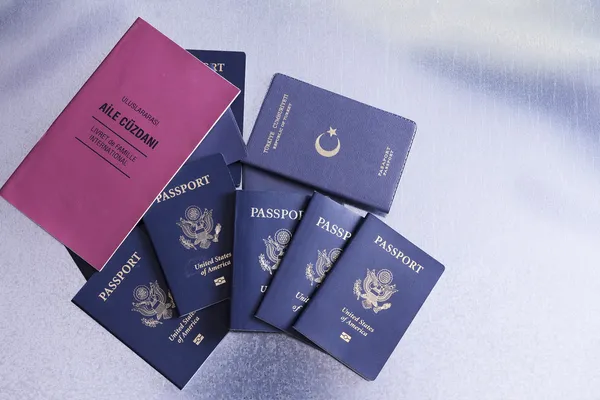 Passaportes de um grupo de turismo que vai de férias — Fotografia de Stock