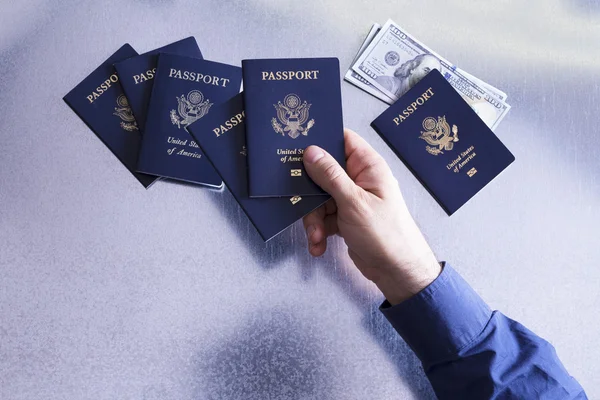 मॅन अमेरिकन पासपोर्ट वर्गीकरण आणि तपासणी — स्टॉक फोटो, इमेज