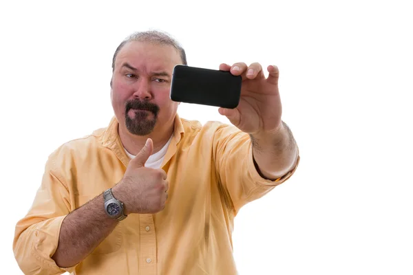 Hombre tomando una selfie mientras que da un pulgar hacia arriba — Foto de Stock