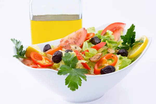 Frischer mediterraner Salat mit nativem Olivenöl extra — Stockfoto