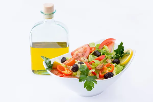 Свежий средиземноморский салат с оливковым маслом — стоковое фото