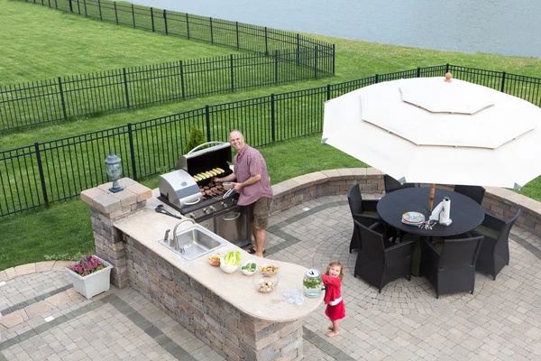 Padre e figlia preparare un barbecue — Foto Stock