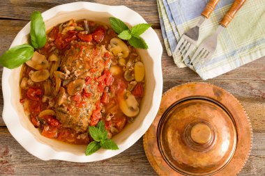 temiz bir peçete ve çatal ile servis güveç içinde sulu köfte