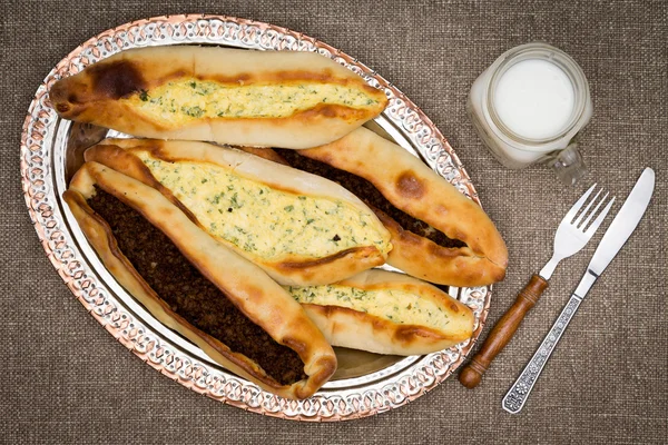 Serveren van Turkse pide en ayran — Stockfoto