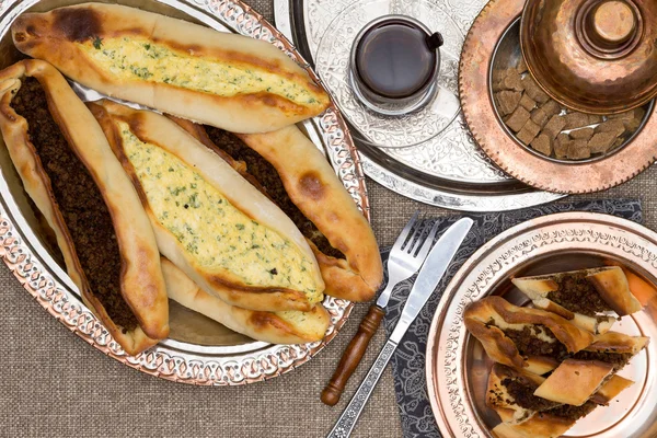 Turkish savory pide served with hot fresh tea — Stock Photo, Image