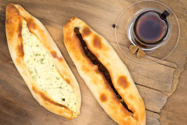 Turkish pides wth cheese and beef and hot tea — Stock Photo, Image