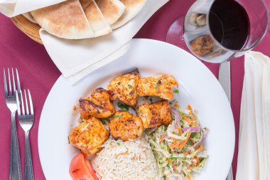 tavuk şiş pirinç pilavı ile