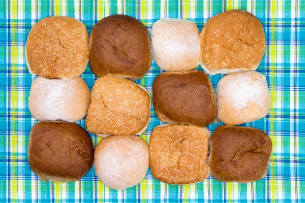 Geassorteerde hamburger rolt op een gecontroleerde picknick doek — Stockfoto