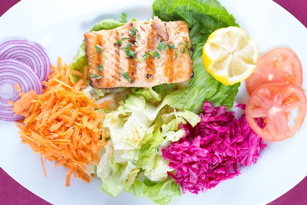 Grilled salmon steak with fresh vegetables — Stock Image Grilled salmon steak with fresh vegetables Royalty Free Stock Images
