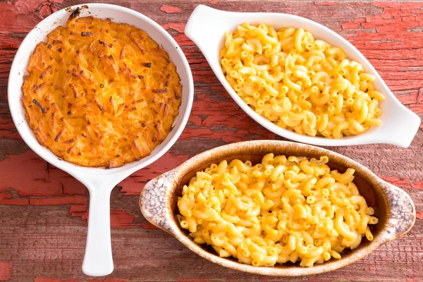 Three cheese macaroni in different clay pot — Stock Photo, Image