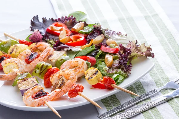 Brochetas de camarón gourmet con ensalada de verduras —  Fotos de Stock