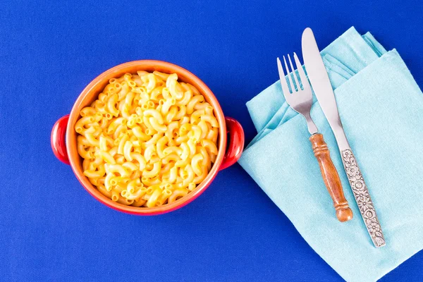 Bowl of kids macaroni cheese with utensils — Stock Photo, Image