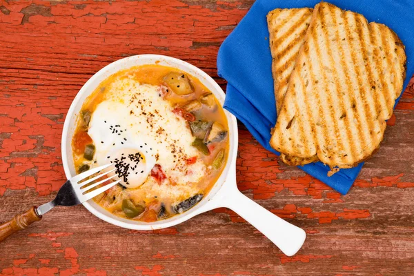 Tortilla servida con pan en una mesa de picnic rústica — Foto de Stock