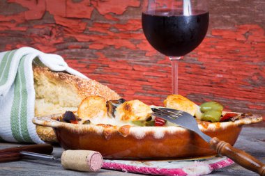 Susamlı ekmek ve şarap lezzetli tavuk güveç