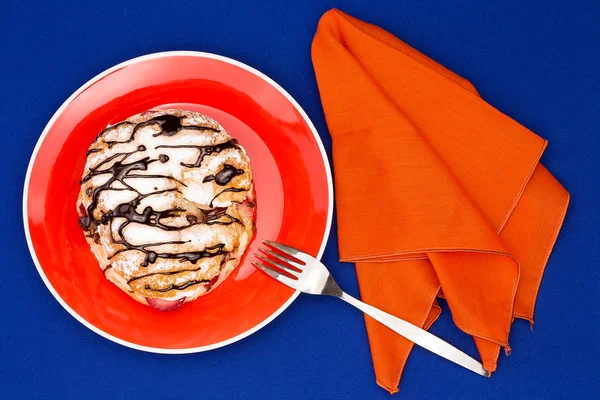 Choux pastry served with orange table setup on blue — Stock Photo, Image