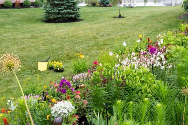 Piantare nuovi fiori in un colorato giardino privato — Foto Stock
