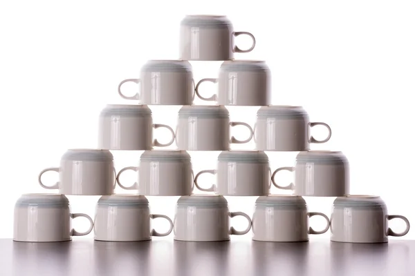Zorgvuldig gestapelde piramide voor drogen koffie cups — Stockfoto
