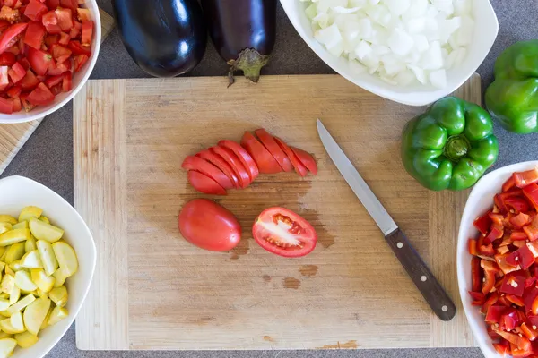 Prepping verse groenten voor het koken — Stockfoto