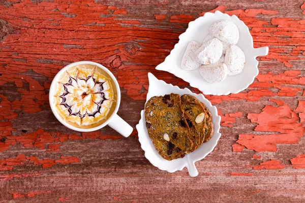 Chocolade karamel latte met scherpe brood walnoot — Stockfoto