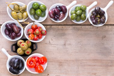 zeytin ve biber ahşap bir sayaç üzerinde kenarlık