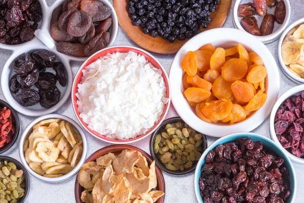 Assortiment van gedroogde vruchten in individuele gerechten — Stockfoto