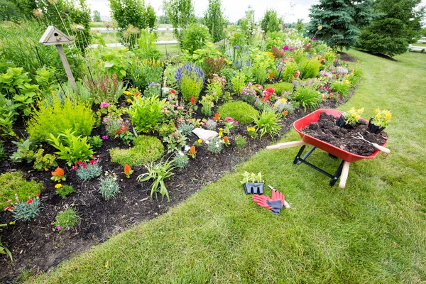 Herramientas de jardín tendidas en el suelo — Foto de Stock