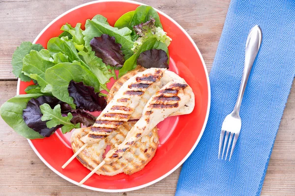 Grilled meat served with leaf vegetables — Stock Photo, Image