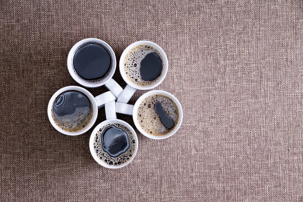 Cinco tazas llenas de café negro listo para ser servido — Foto de Stock