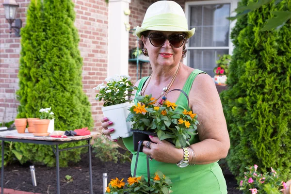 Senior senhora retornando do berçário com plantas — Fotografia de Stock