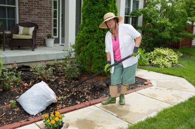 yaşlı kadın bahçede çiçek Temizleme iş başında