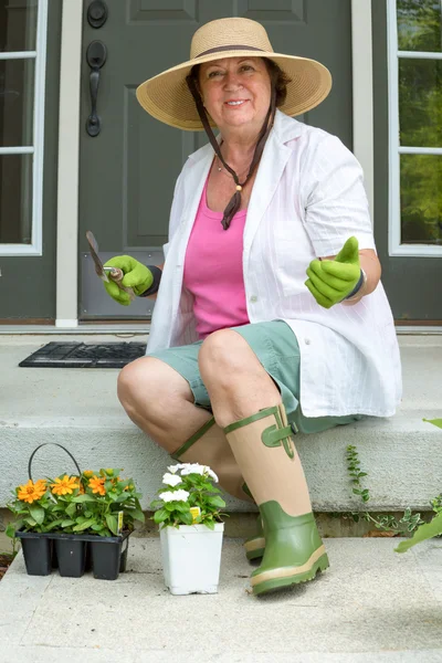 Senhora idosa feliz pronta para transplantar suas flores — Fotografia de Stock