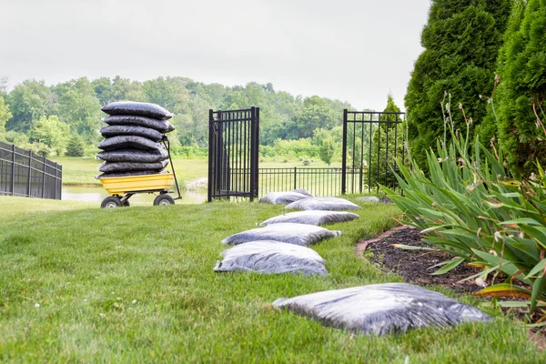 Paillage du jardin prend du temps et des efforts — Photo