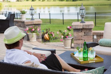 zarif üst düzey Bayan rahatlatıcı onun veranda üzerinde