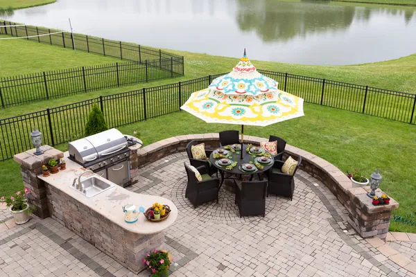 Espacio al aire libre listo para la cena — Foto de Stock