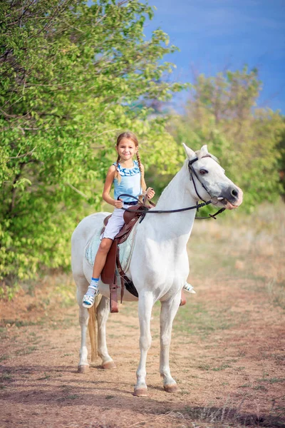 Schulmädchen Reitet Auf Einem Weißen Pony Das Kind Reitet Auf — Stockfoto