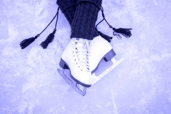 Beyaz Patenli Bacaklar Buz Pateni Pistinde Bacakların Güzel Duruşu Püsküllü — Stok fotoğraf