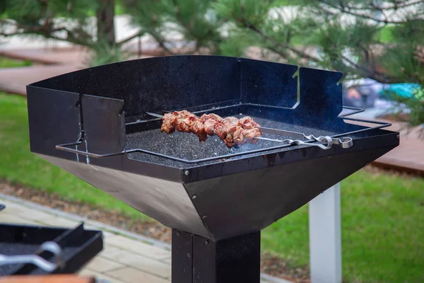 Schaschlik Wird Auf Einem Speziellen Grill Hinterhof Zubereitet Das Fleisch — Stockfoto