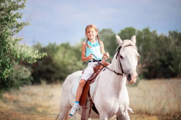 Schulmädchen Reitet Auf Einem Weißen Pony Das Kind Reitet Auf — Stockfoto