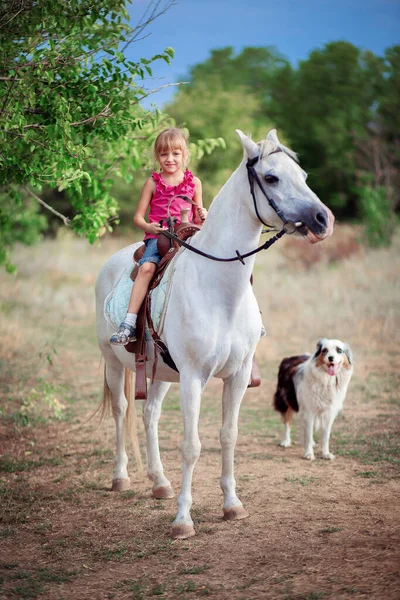 Schoolmeisje Rijdt Een Witte Pony Het Kind Rijdt Een Paard — Stockfoto