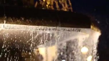 Şehir parkında gece aydınlatmalı çeşme. Geceleri çeşmede su çok güzel akar.