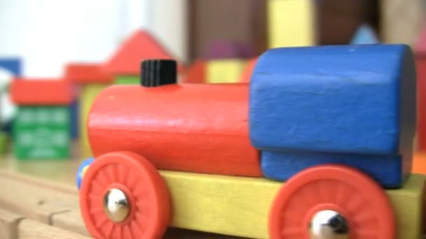 Tren de juguete en la ciudad de ladrillo — Vídeo de stock